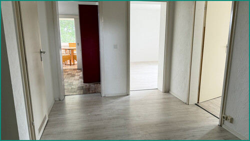 Helle und gut belichtete Diele mit viel Platz - 
