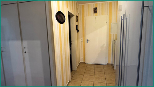 Blick in die Eingangsdiele mit Garderobenschrank - 