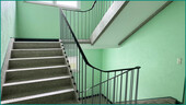 Gepflegtes helles Treppenhaus - 