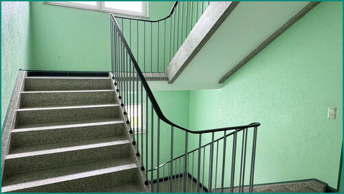 Gepflegtes helles Treppenhaus - 