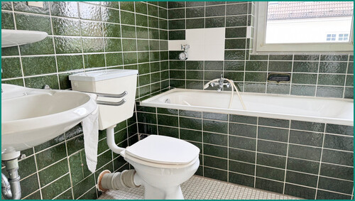 Badezimmer mit dem Charme der 1970er Jahre - 