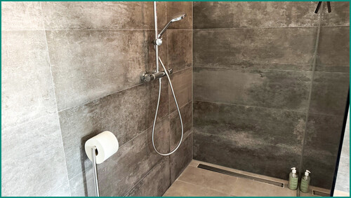 ...und großer bodengleicher Dusche mit verspiegelter Trennwand - 