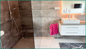 Hochwertig verfliestes Badezimmer mit Fenster... - 