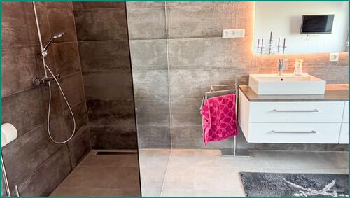 Hochwertig verfliestes Badezimmer mit Fenster... - 