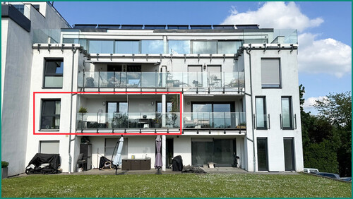 Ansicht der Gebäuderückseite mit Balkone und Terrassen - 
