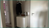 Wohnungseingang mit Garderobenbereich und Zugang zum Gäste-WC - 