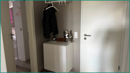 Wohnungseingang mit Garderobenbereich und Zugang zum Gäste-WC - 