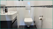 Auch das Gäste-WC kann sich sehen lassen - 