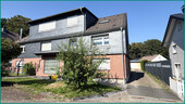 Hausansicht mit Einfahrt auf rechter Seite - Erdgeschoßwohnung mit 126,00 m&sup2; in Radevormwald zum Kaufen