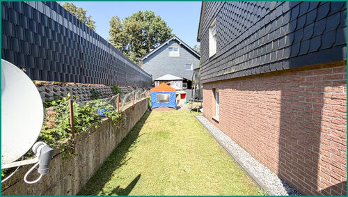 Grünstreifen links neben dem Haus - 