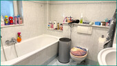 Badezimmer mit Badewanne, Fenster und... - 