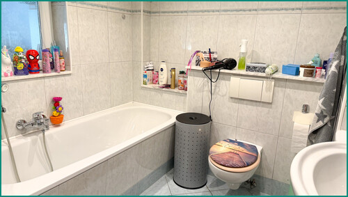 Badezimmer mit Badewanne, Fenster und... - 