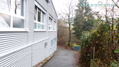Durchgang/Weg entlang diverser Gebäude am Rande des Grundstücks - Grundstück in Remscheid / Hasten