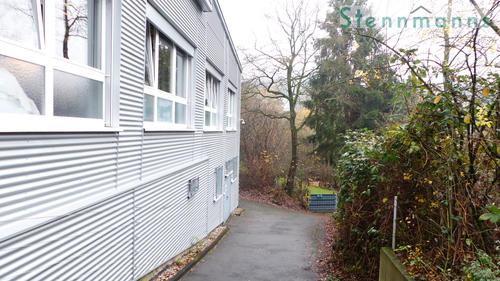 Durchgang/Weg entlang diverser Gebäude am Rande des Grundstücks - Grundstück in Remscheid / Hasten