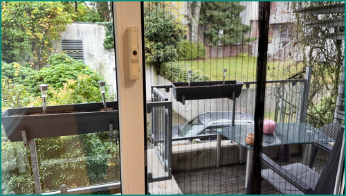 Blick auf den Balkon Richtung Innenhof - 