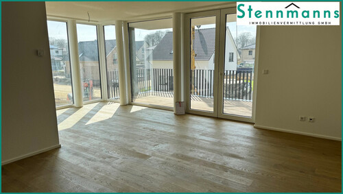 Blick in den großen Wohn-Essbereich - NEUBAU-ERSTBEZUG: MODERNE 3-ZIMMER-WOHNUNG MIT AUFZUG, GROSSEM BALKON UND PKW-STELLPLATZ IN RADEVORM