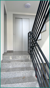 Modernes helles Treppenhaus - 