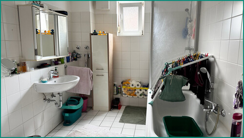 Badezimmer mit Dusche im 1. Obergeschoss - 