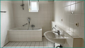 Badezimmer im Erdgeschoss mit Fenster, Badewanne und zusätzlicher Entlüftung sowie... - 