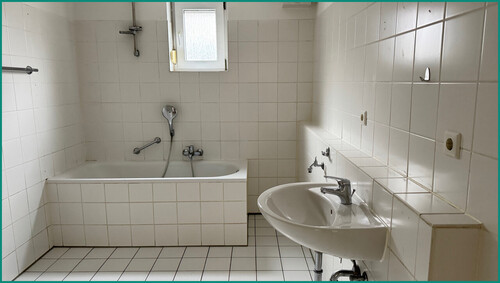 Badezimmer im Erdgeschoss mit Fenster, Badewanne und zusätzlicher Entlüftung sowie... - 