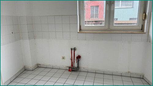 Platz in der Küche der Wohnung im Erdgeschoss ist genügend vorhanden - 