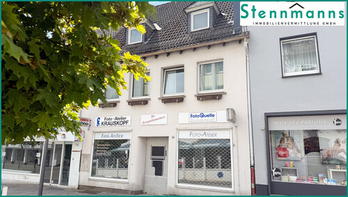 Gebäudeansicht mit dem ehemaligem Foto-Laden - KLEINES WOHN- & GESCHÄFTSHAUS MIT LADENLOKAL IN BESTER INNENSTADTLAGE VON RADEVORWALD