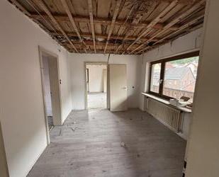 ObjNr:19707 - Teilrenoviertes Einfamilienhaus mit großem Nebengebäude und Garten - Esthal