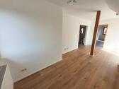Wohnzimmer mit Zugang zum Balkon Bild 4 - 