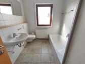 Bad mit Badewanne, Dusche und Fenster Bild 1 - 