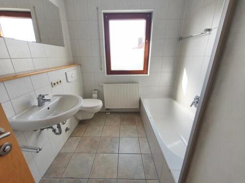 Bad mit Badewanne, Dusche und Fenster Bild 1 - 