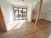 Wohnzimmer mit Zugang zum Balkon Bild 1 - 