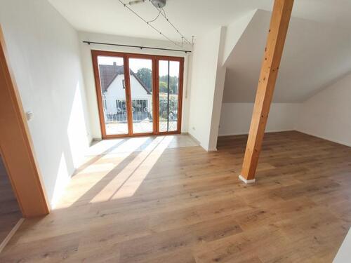 Wohnzimmer mit Zugang zum Balkon Bild 1 - 