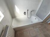 Bad mit Badewanne, Dusche und Fenster Bild 2 - 