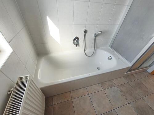 Bad mit Badewanne, Dusche und Fenster Bild 2 - 