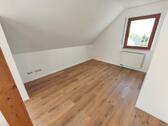 Wohnzimmer mit Zugang zum Balkon Bild 5 - 