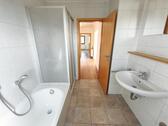 Bad mit Badewanne, Dusche und Fenster Bild 4 - 