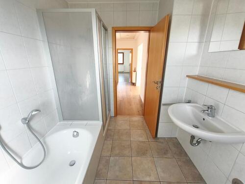 Bad mit Badewanne, Dusche und Fenster Bild 4 - 