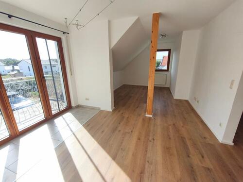 Wohnzimmer mit Zugang zum Balkon Bild 2 - 