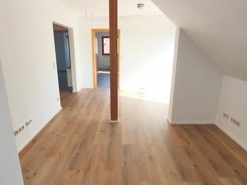Wohnzimmer mit Zugang zum Balkon Bild 3 - 