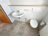 Bad mit Badewanne, Dusche und Fenster Bild 3 - 