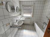 Bad mit Badewanne, Dusche und Fenster Bild 1 - 