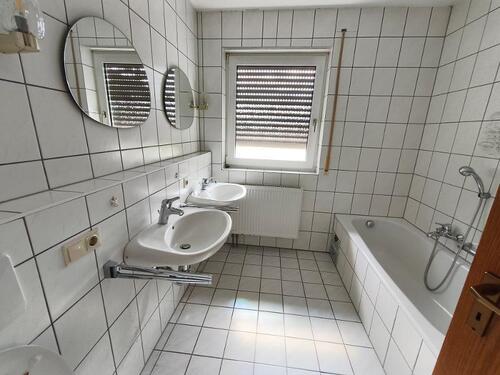 Bad mit Badewanne, Dusche und Fenster Bild 1 - 