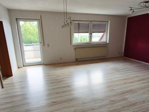 Wohn- /Esszimmer mit Zugang zum Balkon Bild 2 - 