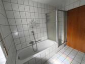 Bad mit Badewanne, Dusche und Fenster Bild 2 - 