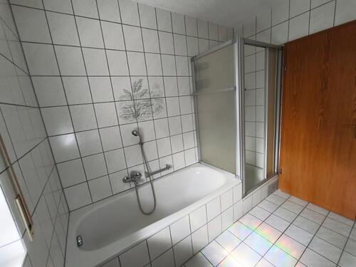 Bad mit Badewanne, Dusche und Fenster Bild 2 - 