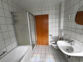 Bad mit Badewanne, Dusche und Fenster Bild 4 - 