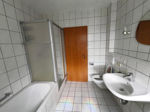 Bad mit Badewanne, Dusche und Fenster Bild 4 - 
