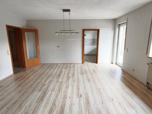 Wohn- /Esszimmer mit Zugang zum Balkon Bild 3 - 