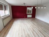 Wohn- /Esszimmer mit Zugang zum Balkon Bild 1 - 