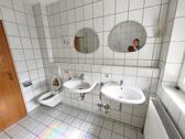 Bad mit Badewanne, Dusche und Fenster Bild 3 - 